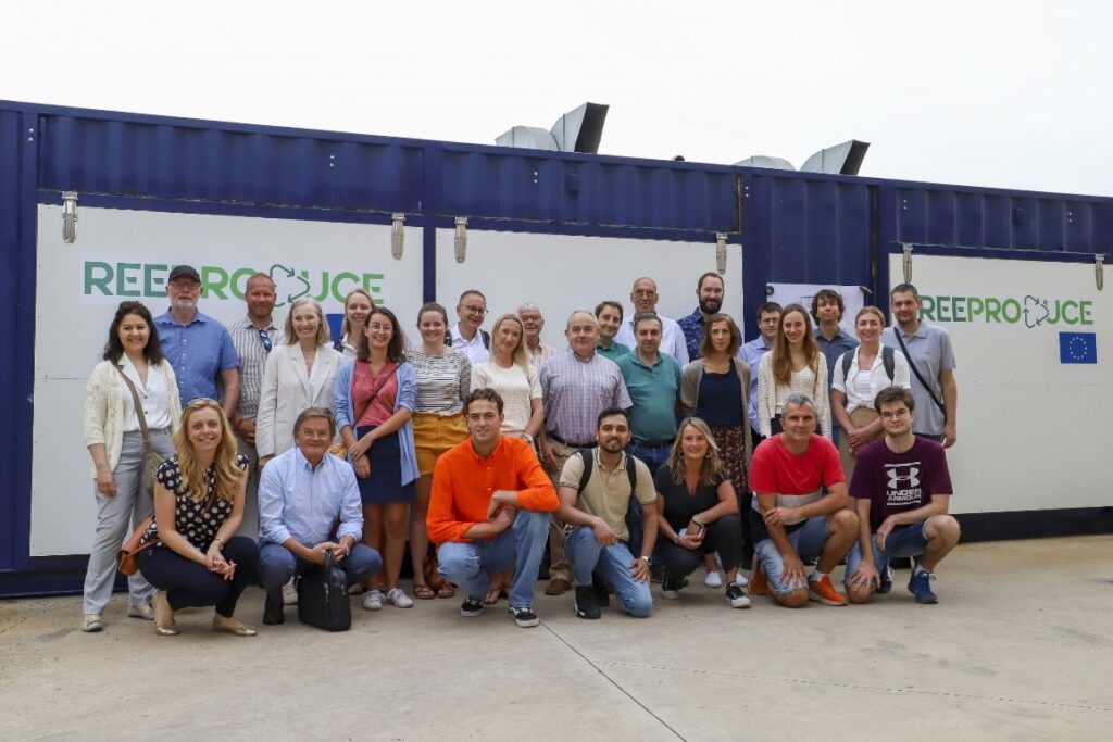 Los socios del consorcio visitan las instalaciones de Sense2Sort para conocer de primera mano el sistema de clasificación. 